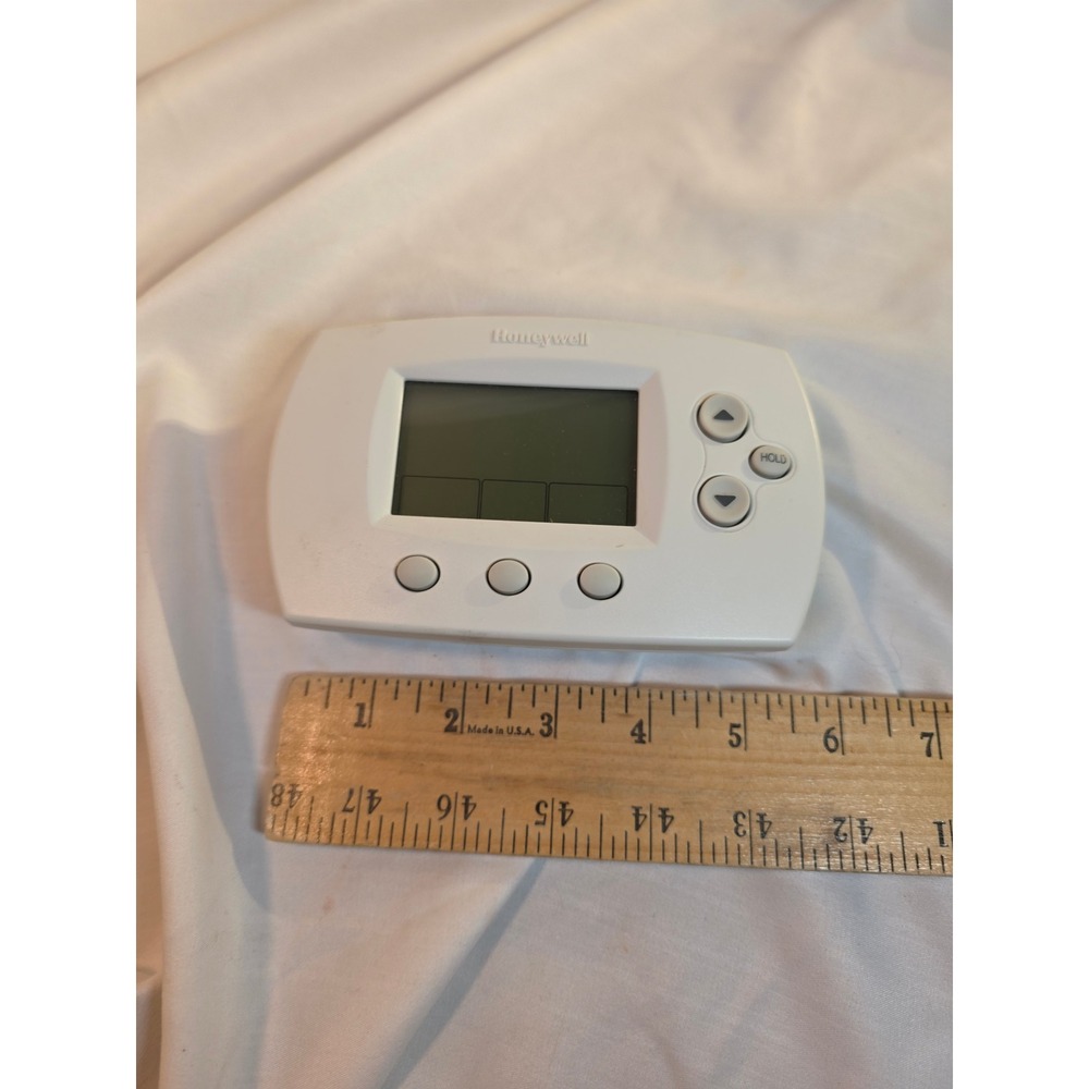 Honeywell FocusPRO 6000 TH6110D1005 Programmable Digital Thermostat White